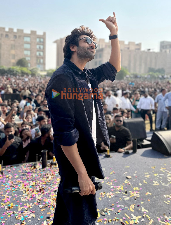 photos kartik aaryan promotes his upcoming film bhool bhulaiyaa 3 at a collage in delhi 6