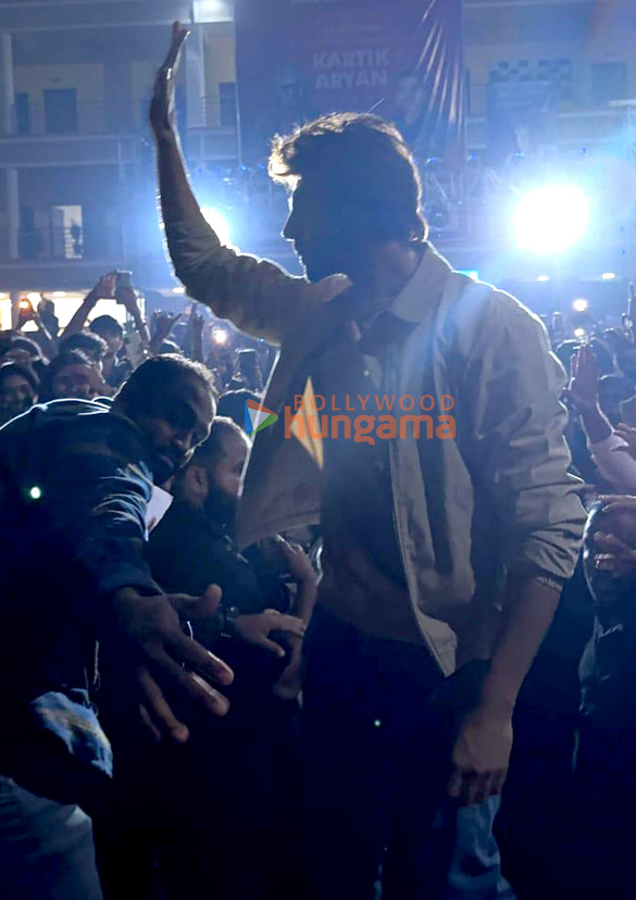 photos kartik aaryan snapped while promoting bhool bhulaiyaa 3 title track in indore 1