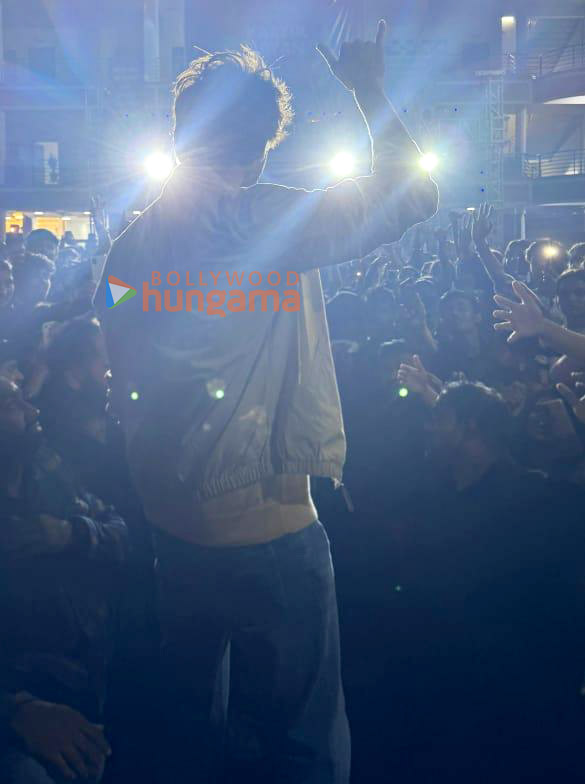 photos kartik aaryan snapped while promoting bhool bhulaiyaa 3 title track in indore 2