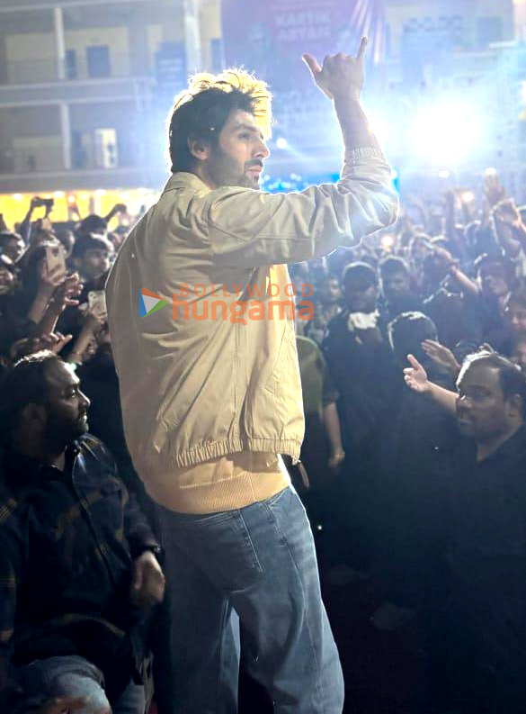photos kartik aaryan snapped while promoting bhool bhulaiyaa 3 title track in indore 4