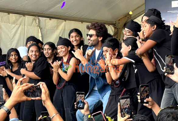 photos kartik aaryan snapped while promoting the title track of bhool bhulaiyaa 3 with his fans in hyderabad 1