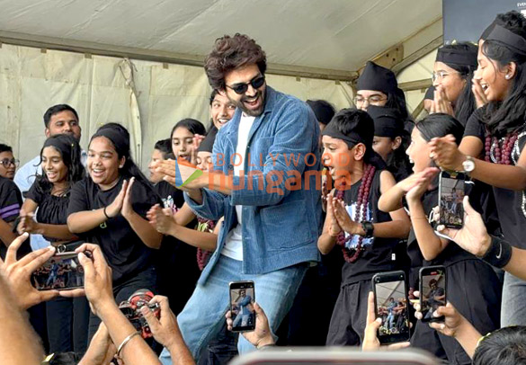 photos kartik aaryan snapped while promoting the title track of bhool bhulaiyaa 3 with his fans in hyderabad 2