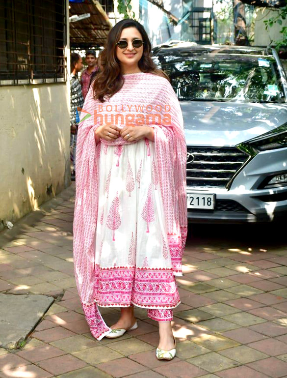 Photos: Parineeti Chopra snapped in Juhu Photos: Parineeti Chopra snapped in Juhu