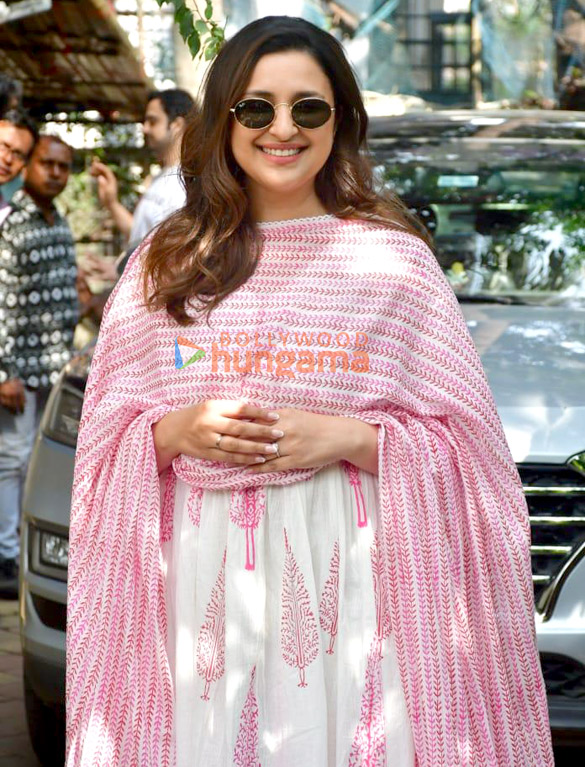 photos parineeti chopra snapped in juhu 2 2