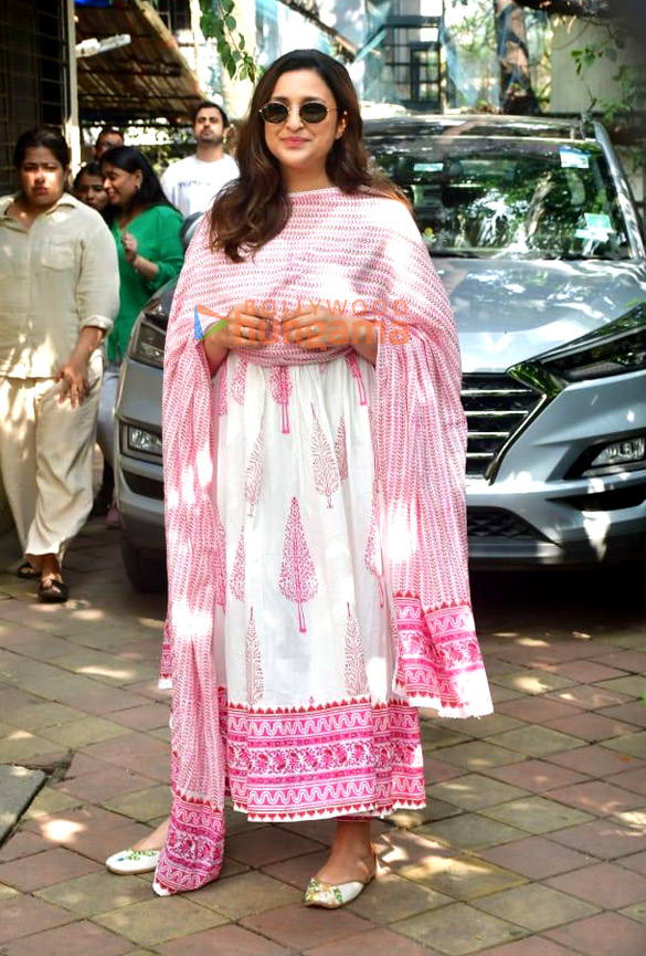 photos parineeti chopra snapped in juhu 6