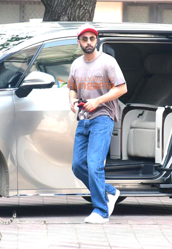 photos ranbir kapoor snapped at sanjay leela bhansalis house in juhu 7