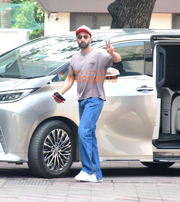 photos ranbir kapoor snapped at sanjay leela bhansalis house in juhu 9