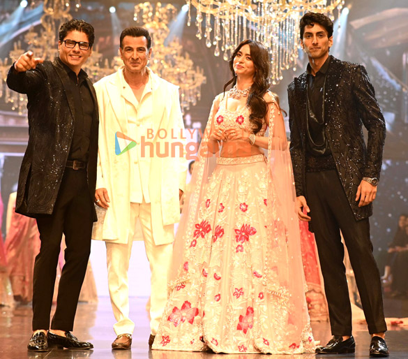 photos ronit roy and soundarya sharma snapped walking the ramp at the bombay times fashion week 4