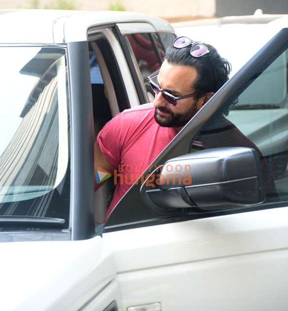 photos saif ali khan snapped at soha ali khans house in bandra 4 2