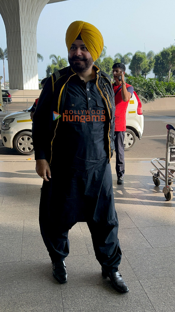 photos shraddha kapoor kanika kapoor bobby deol and others snapped at the airport 3