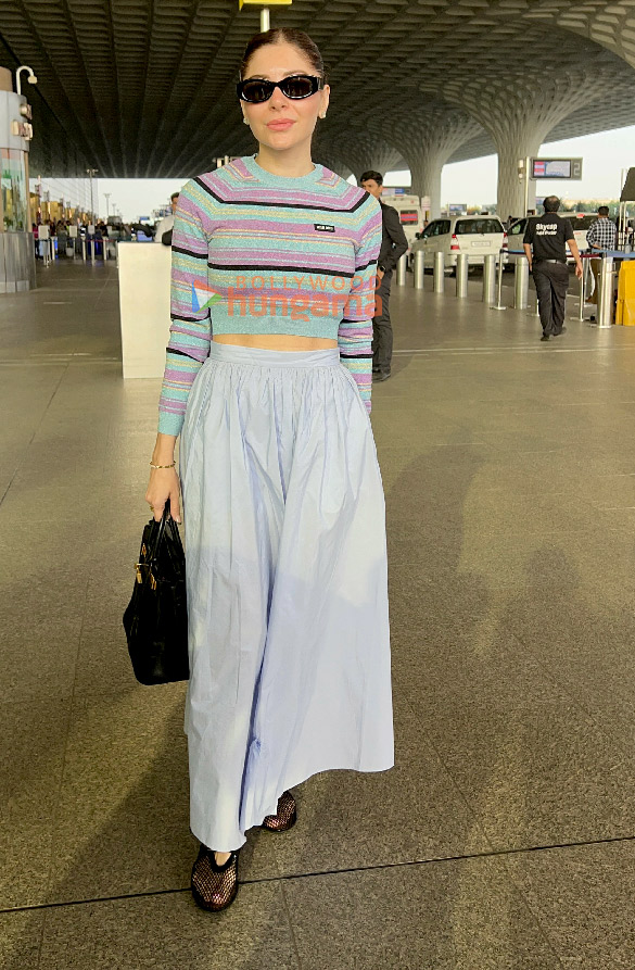 photos shraddha kapoor and kanika kapoor snapped at the airport 4