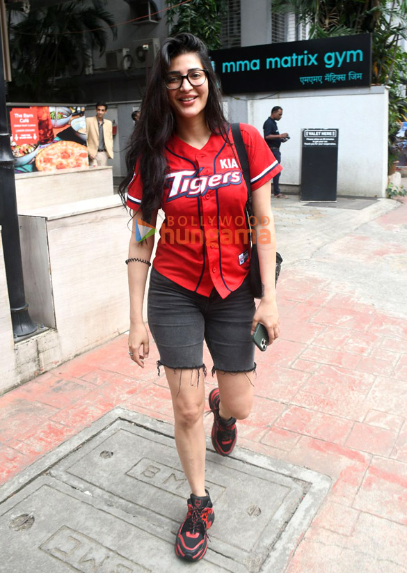 photos shruti haasan snapped outside a mall in santacruz 1