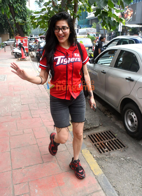 photos shruti haasan snapped outside a mall in santacruz 4