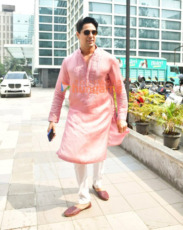 photos sidharth malhotra ibrahim ali khan lakshya and others attend dharma productions diwali pooja 8
