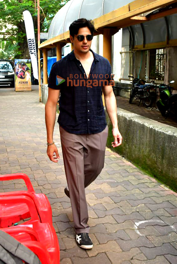 photos sidharth malhotra snapped in andheri 1 5