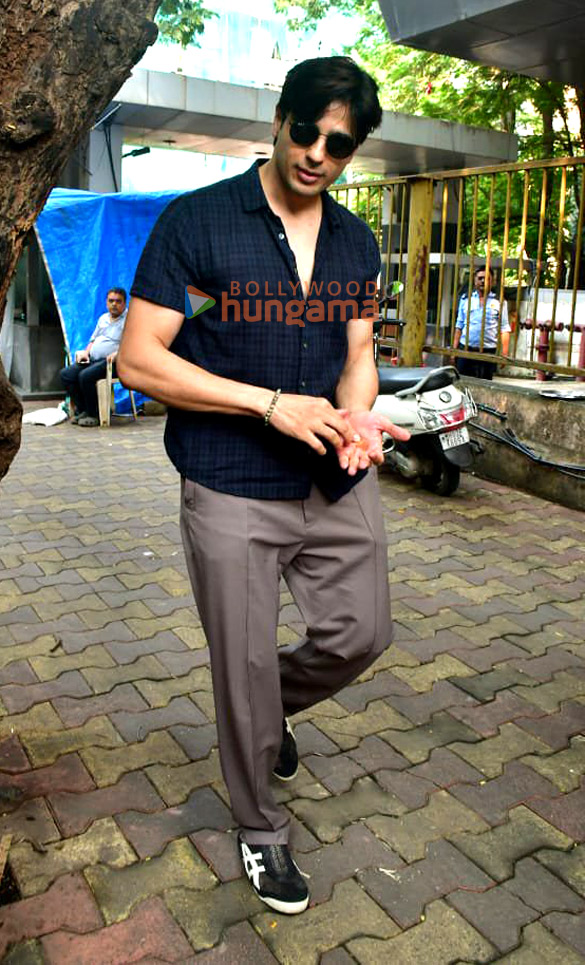photos sidharth malhotra snapped in andheri 4 5