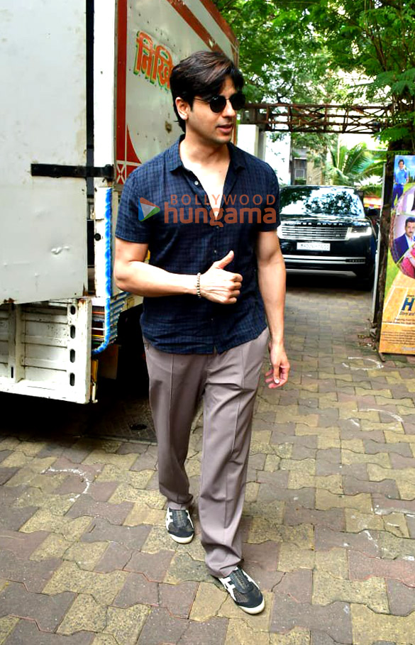 photos sidharth malhotra snapped in andheri 6 2