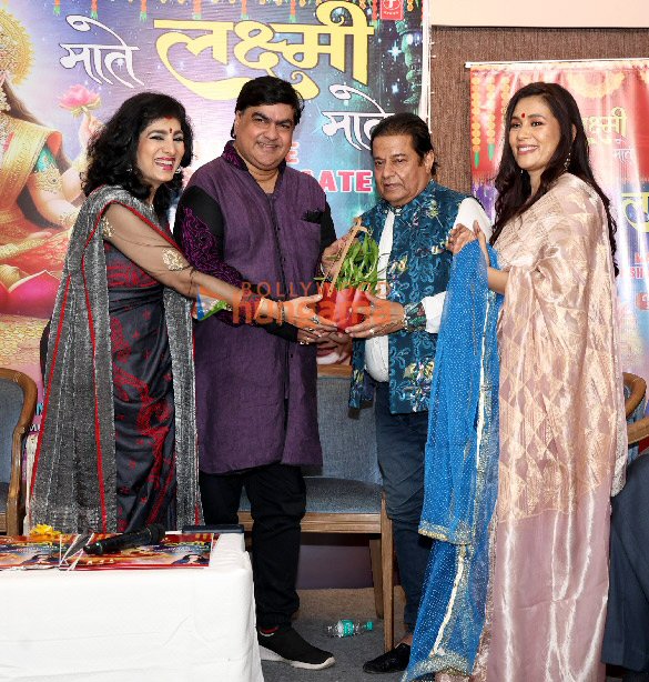 photos sonu nigam anup jalota and others graces the launch of minal nigams maate lakshmi maate album 4