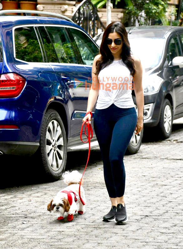 photos sophie choudry snapped outside her residence in khar 2