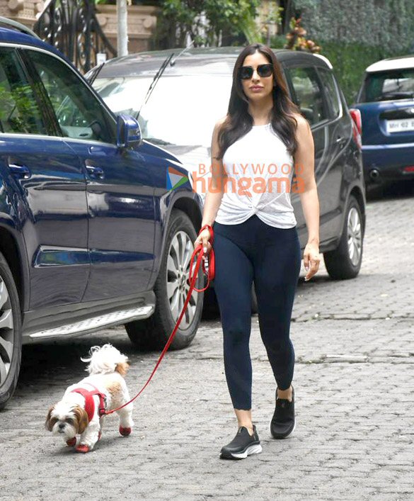 photos sophie choudry snapped outside her residence in khar 5