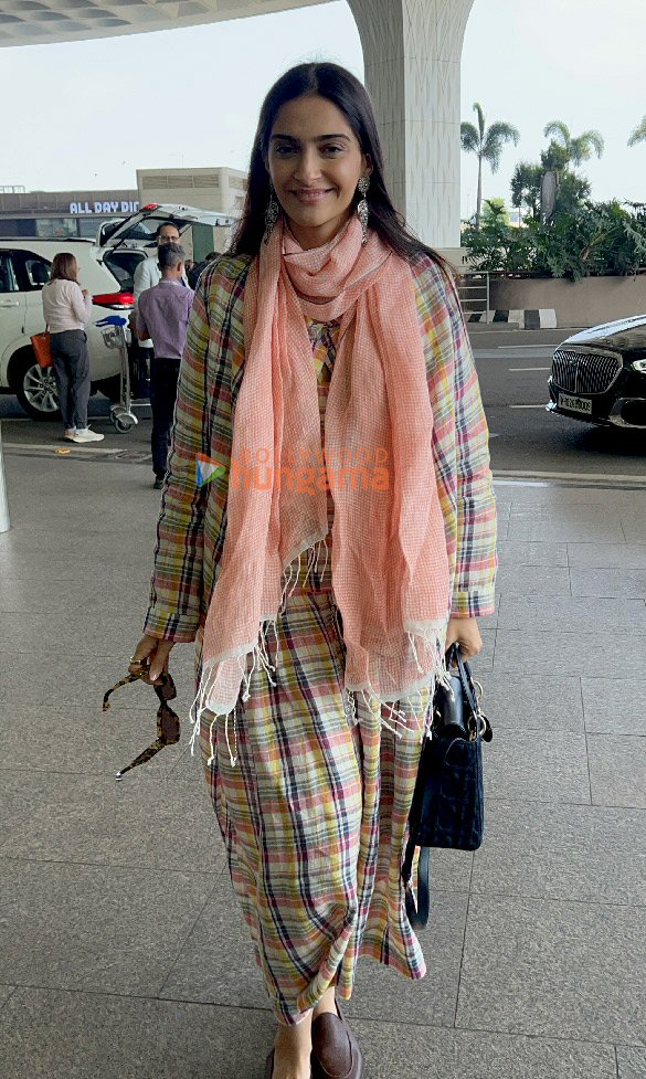 photos tamannaah bhatia sonam kapoor ahuja and others snapped at the airport 2