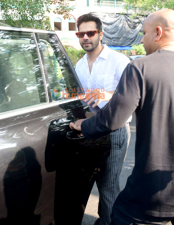 Photos: Varun Dhawan snapped outside a dubbing studio in Bandra Photos: Varun Dhawan snapped outside a dubbing studio in Bandra