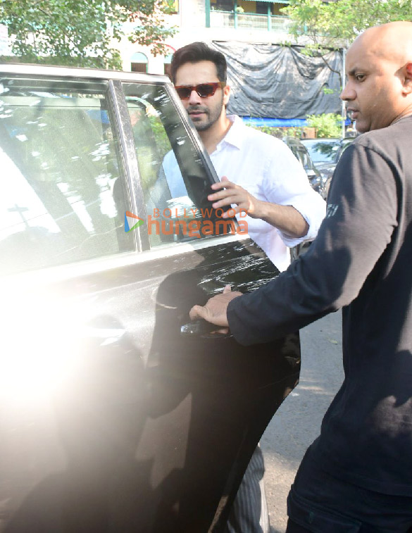 photos varun dhawan snapped outside a dubbing studio in bandra 4