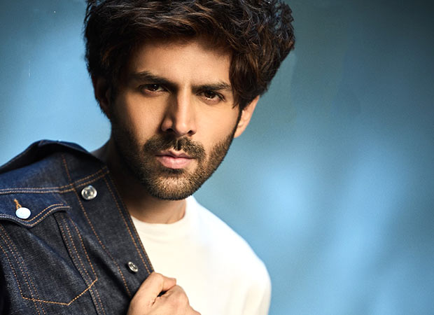 Kartik Aaryan unveils ‘Housefull’ hoarding at Gaiety Galaxy Theatre, celebrates Bhool Bhulaiyaa 3’s success with Bhushan Kumar 3: Bollywood News