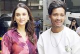 Aditi Rao Hydari spotted in Andheri interacting with fans