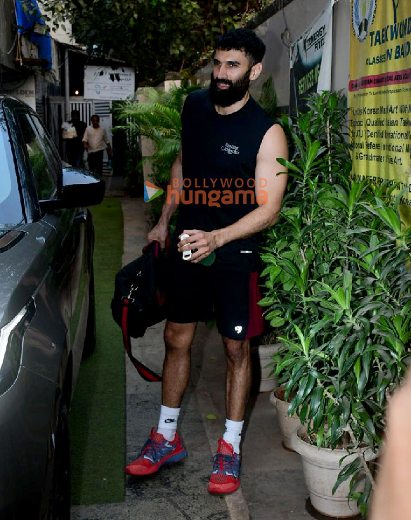 photos aditya roy kapur snapped outside a gym in bandra 3