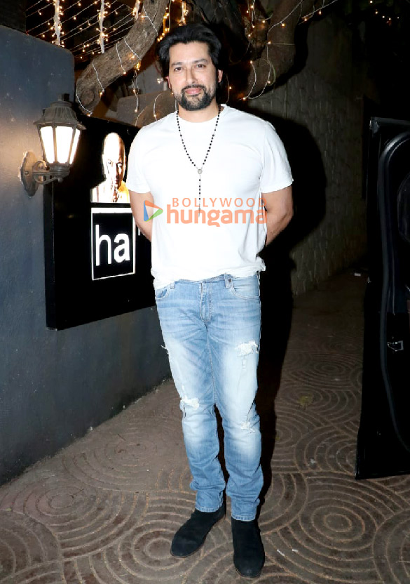 Photos: Aftab Shivdasani snapped at Hakim Aalim’s salon in Bandra