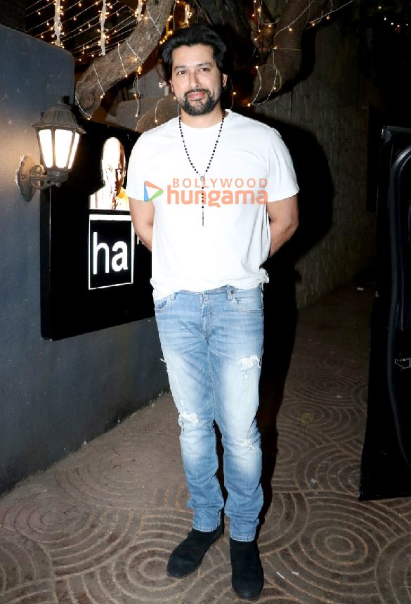 photos aftab shivdasani snapped at hakim aalims salon in bandra 3
