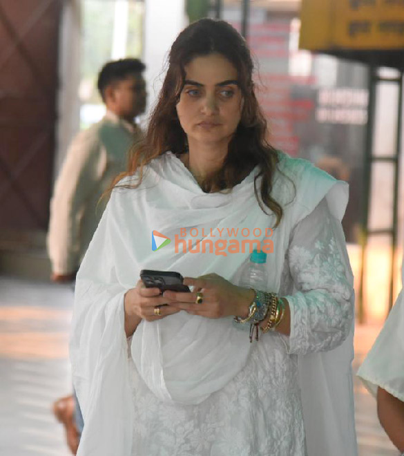 photos arjun rampal and gabriella demetriades attend fashion designer rohit bal last rites 3