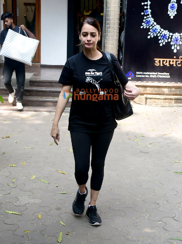 photos dia mirza spotted outside a store in bandra 2