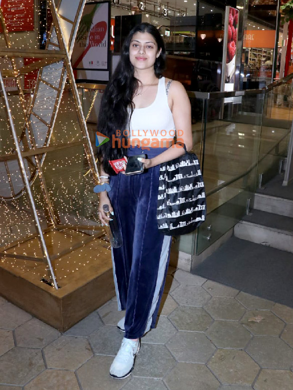 photos elnaaz norouzi and zanai bhosle snapped at food square in santacruz 4