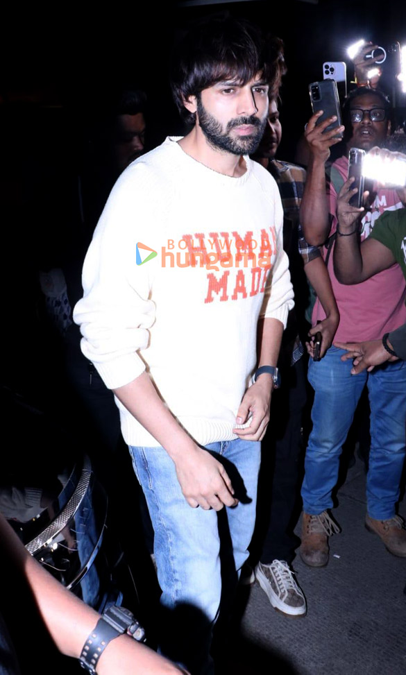 photos kartik aaryan bhumi pednekar sayani gupta and others snapped in bandra 4