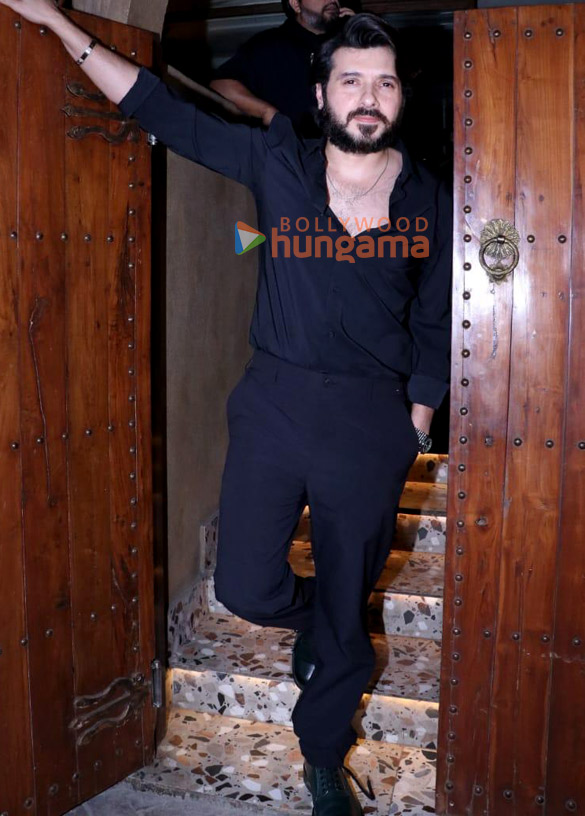 photos kartik aaryan bhumi pednekar sayani gupta and others snapped in bandra 5