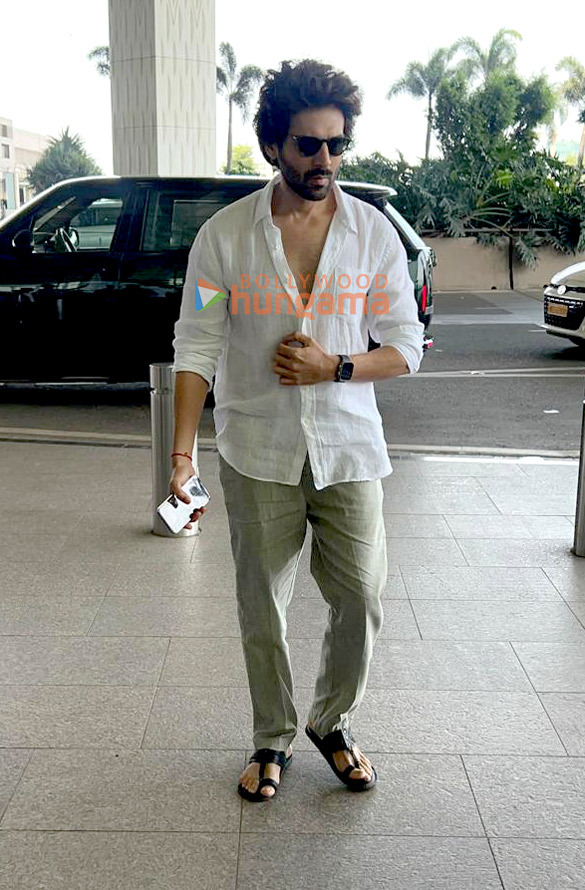 photos kartik aaryan sunny deol and bhushan kumar snapped at the airport 2