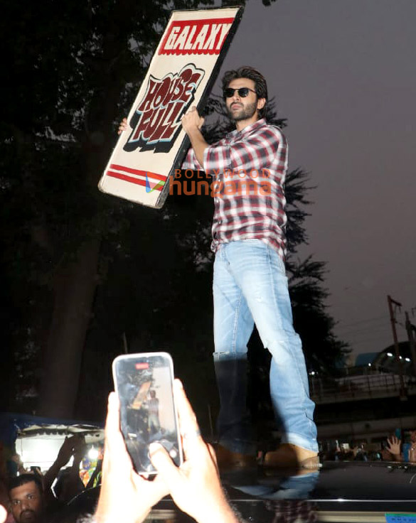 photos kartik aaryan snapped at gaiety galaxy cinemas 1