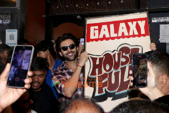 photos kartik aaryan snapped at gaiety galaxy cinemas 2