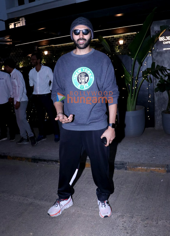 photos kartik aaryan snapped in bandra 2 10