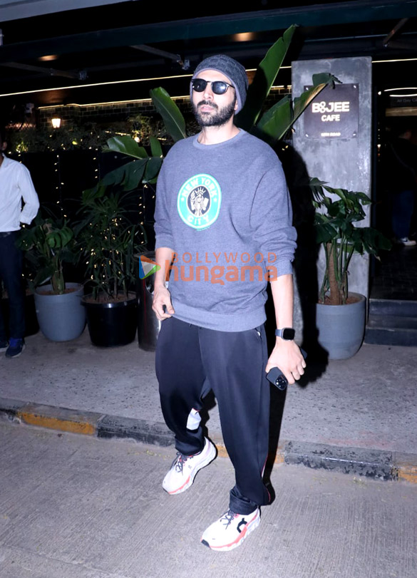 photos kartik aaryan snapped in bandra 5 4
