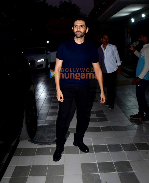 photos kartik aaryan snapped in juhu 1 36