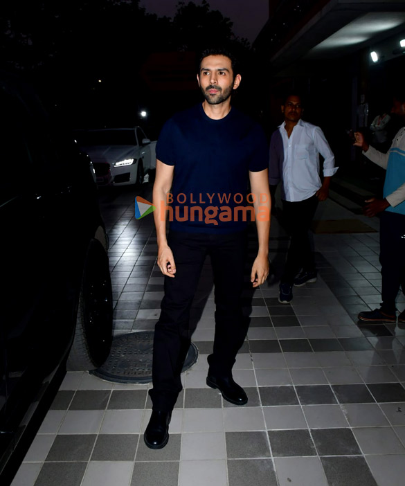 photos kartik aaryan snapped in juhu 2 36