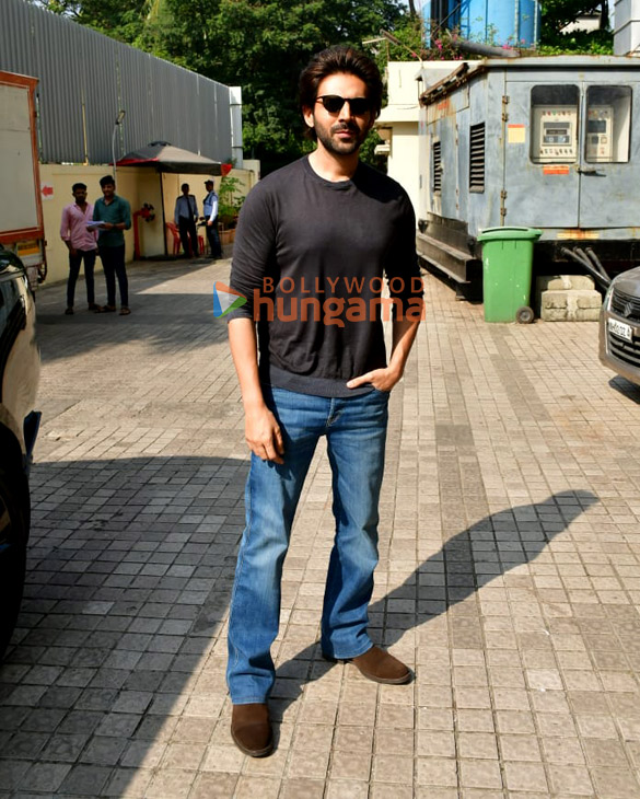 photos kartik aaryan snapped outside juhu pvr 6