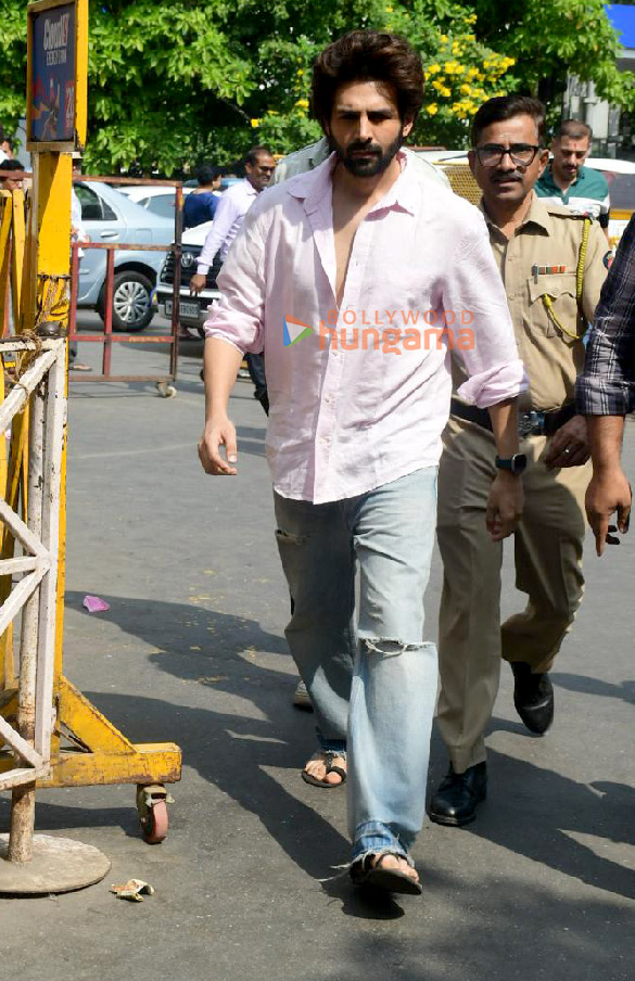 photos kartik aaryan visits siddhivinayak temple to seek blessings 2