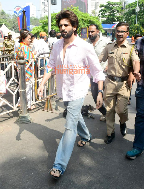 photos kartik aaryan visits siddhivinayak temple to seek blessings 3