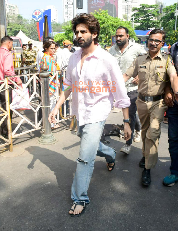 photos kartik aaryan visits siddhivinayak temple to seek blessings 5