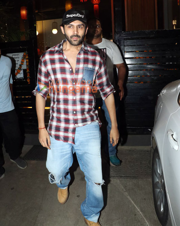 Photos: Kartik Aaryan snapped at Mizu in Bandra Photos: Kartik Aaryan snapped at Mizu in Bandra
