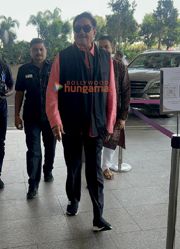 photos kriti sanon shatrughan sinha and ravi kishan snapped at the airport 4